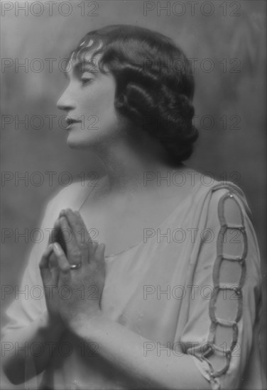 Barker, Granville, Mrs. (Lillah MacCarthy), portrait photograph, 1915 Feb. 26. Creator: Arnold Genthe.