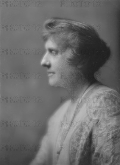 Mannes, David, Mrs., portrait photograph, 1916 Apr. 28. Creator: Arnold Genthe.