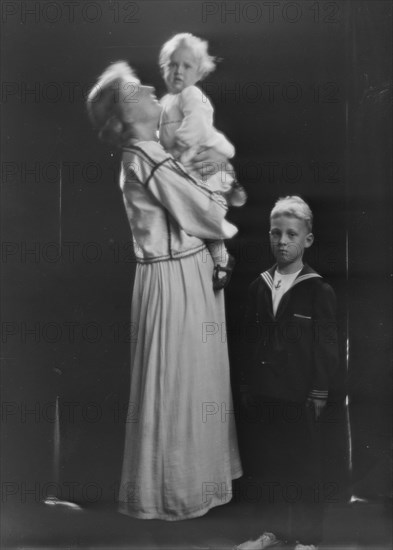 Duncan, Augustin, Mrs., and children, portrait photograph, between 1915 and 1921. Creator: Arnold Genthe.