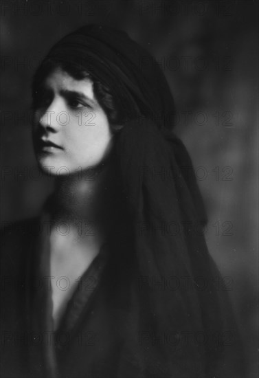 Isadora Duncan dancer, portrait photograph, between 1915 and 1923. Creator: Arnold Genthe.