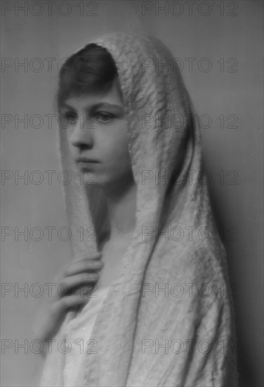Isadora Duncan dancer, portrait photograph, between 1915 and 1923. Creator: Arnold Genthe.