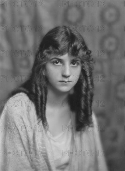 Isadora Duncan dancer, portrait photograph, between 1915 and 1923. Creator: Arnold Genthe.