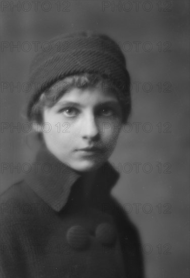 Isadora Duncan dancer, portrait photograph, between 1915 and 1923. Creator: Arnold Genthe.