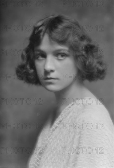 Isadora Duncan dancer, portrait photograph, between 1915 and 1923. Creator: Arnold Genthe.