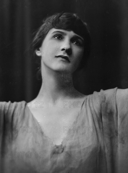 Isadora Duncan dancer, portrait photograph, between 1915 and 1923. Creator: Arnold Genthe.