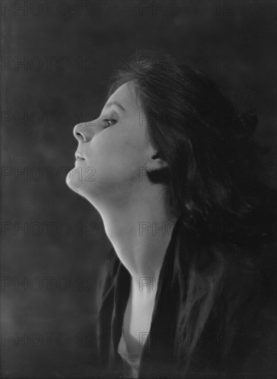 Isadora Duncan dancer, portrait photograph, between 1915 and 1923. Creator: Arnold Genthe.