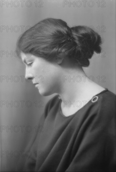 Isadora Duncan dancer, portrait photograph, between 1915 and 1923. Creator: Arnold Genthe.