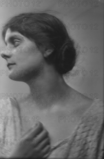 Isadora Duncan dancer, portrait photograph, between 1915 and 1923. Creator: Arnold Genthe.