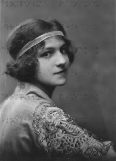 Isadora Duncan dancer, portrait photograph, between 1915 and 1923. Creator: Arnold Genthe.