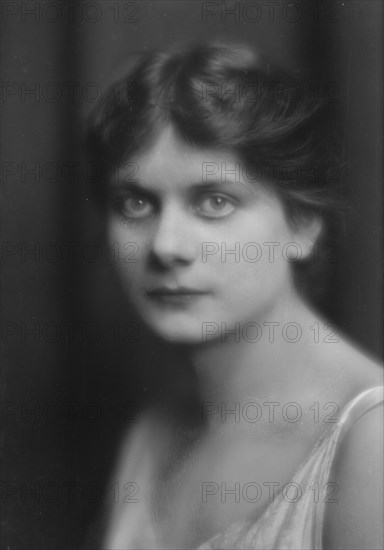 Isadora Duncan dancer, portrait photograph, between 1915 and 1923. Creator: Arnold Genthe.