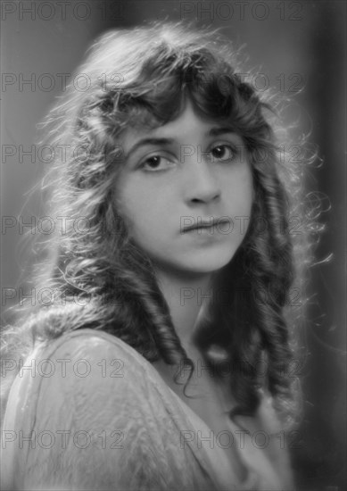 Isadora Duncan dancer, portrait photograph, between 1915 and 1923. Creator: Arnold Genthe.