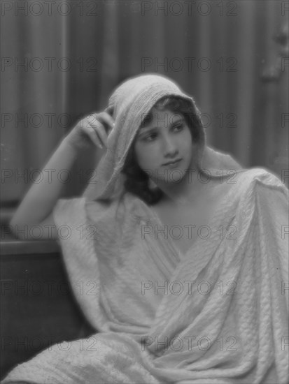 Isadora Duncan dancer, portrait photograph, between 1915 and 1923. Creator: Arnold Genthe.