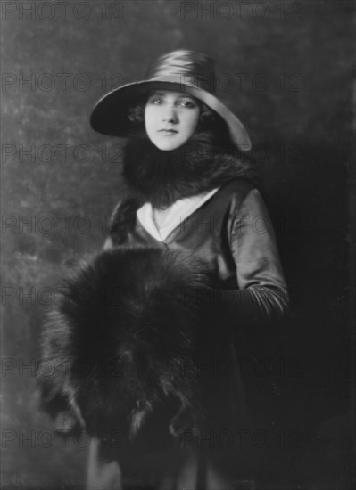 Isadora Duncan dancer, portrait photograph, between 1915 and 1923. Creator: Arnold Genthe.