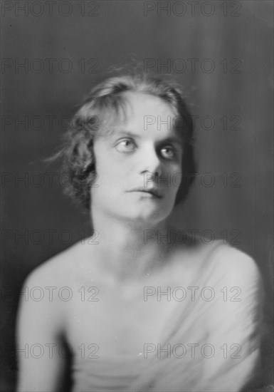 Isadora Duncan dancer, portrait photograph, between 1915 and 1923. Creator: Arnold Genthe.