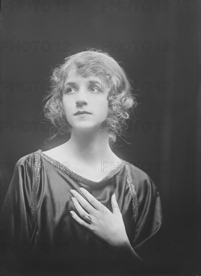 Isadora Duncan dancer, portrait photograph, between 1915 and 1923. Creator: Arnold Genthe.