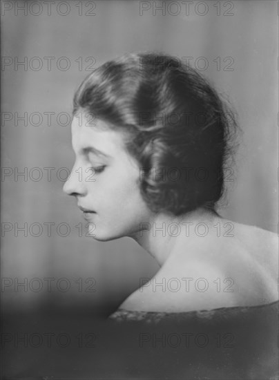 Isadora Duncan dancer, portrait photograph, between 1915 and 1923. Creator: Arnold Genthe.