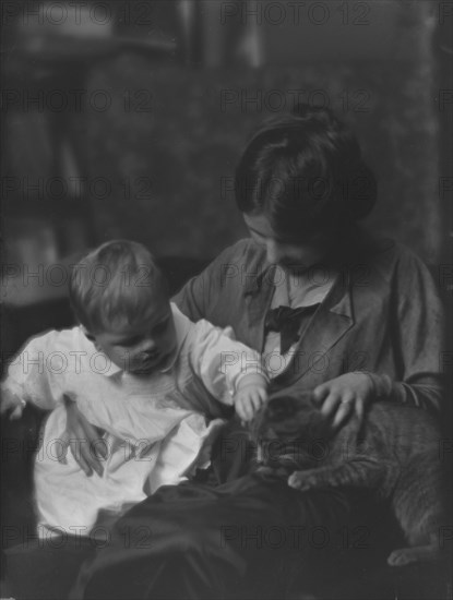 Davis, Mrs., and baby, or, Mrs. Myers and baby, portrait photograph, 1914 Dec. 22. Creator: Arnold Genthe.