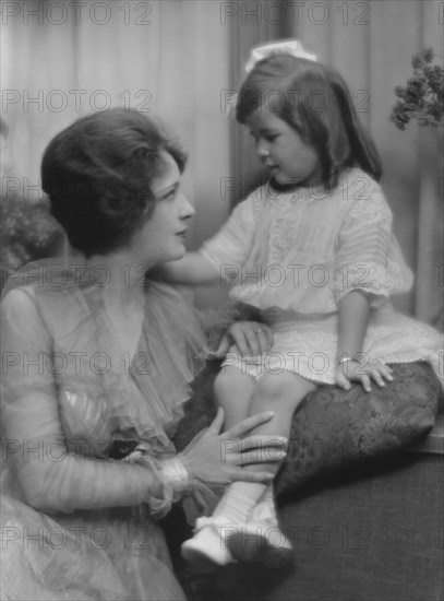 Gerard, J.M., Mrs., and daughter, portrait photograph, 1915 Dec. or 1916 Jan. Creator: Arnold Genthe.