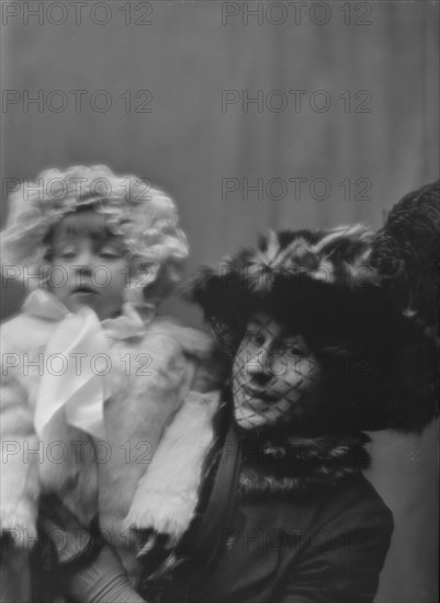 Hutchins, Mrs., and baby, portrait photograph, 1912 or 1913. Creator: Arnold Genthe.