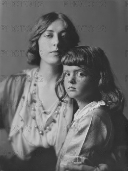 Leo, Edgar, Mrs., and daughter, portrait photograph, 1916. Creator: Arnold Genthe.