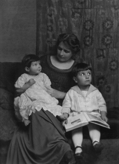 Lewis, Clarence, Mrs., and children, portrait photograph, 1915. Creator: Arnold Genthe.