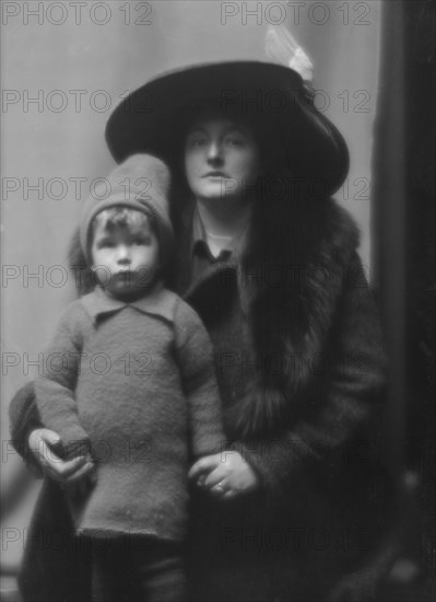 Norris, Charles G., Mrs., and son, portrait photograph, between 1913 and 1942. Creator: Arnold Genthe.