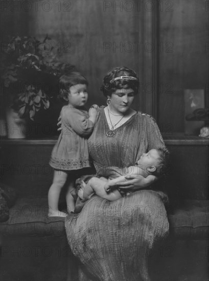 Zogbaum, Mrs., and children, portrait photograph, 1917 Apr. 27. Creator: Arnold Genthe.