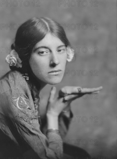 Coomarasumay, Ananda, Mrs. (Ratan Devi), portrait photograph, 1917 May 8. Creator: Arnold Genthe.