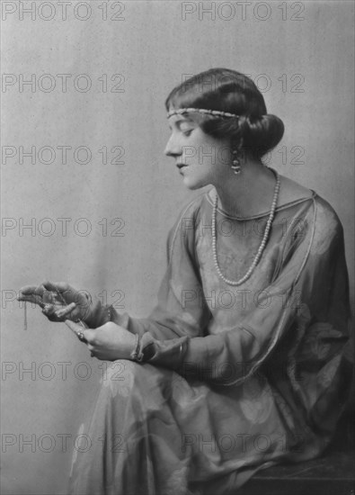 Coomarasumay, Ananda, Mrs. (Ratan Devi), portrait photograph, 1918 Jan. 14. Creator: Arnold Genthe.