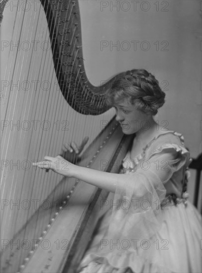 Dilling, Mildred, Miss, portrait photograph, 1916 Mar. 21. Creator: Arnold Genthe.