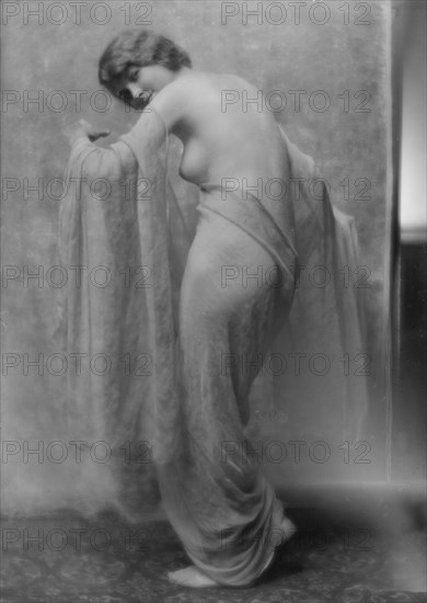 Marcellus, Irene, portrait photograph, 1915. Creator: Arnold Genthe.