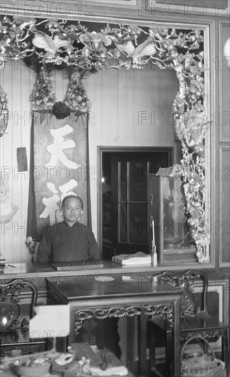 A goldsmith's shop, Chinatown, San Francisco, between 1896 and 1906. Creator: Arnold Genthe.