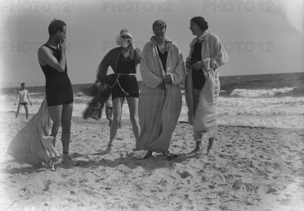 Group of people at Long Beach, New York, between 1896 and 1942. Creator: Arnold Genthe.