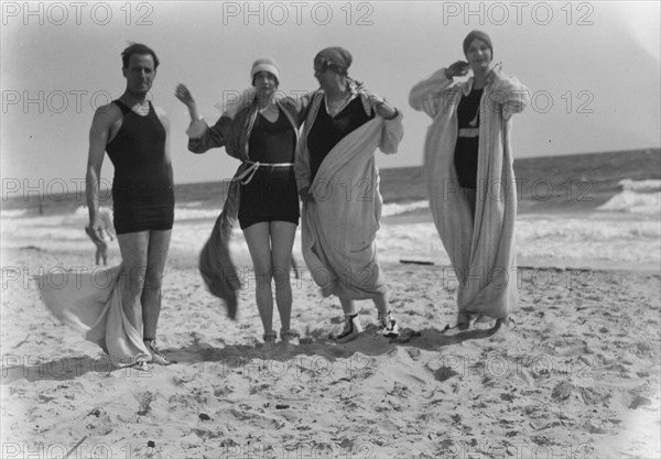 Group of people at Long Beach, New York., between 1896 and 1942. Creator: Arnold Genthe.