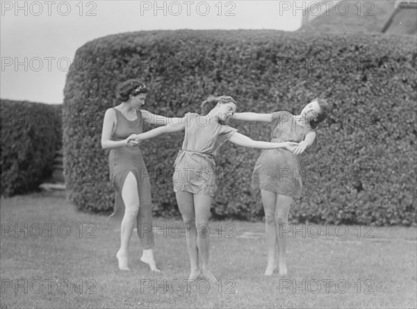 Anita Zahn dancers, between 1911 and 1942. Creator: Arnold Genthe.