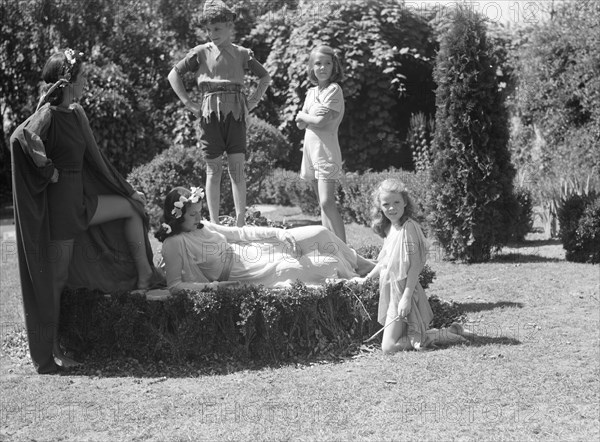 Anita Zahn dancers, between 1911 and 1942. Creator: Arnold Genthe.