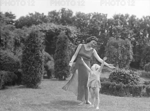 Anita Zahn dancers, between 1911 and 1942. Creator: Arnold Genthe.