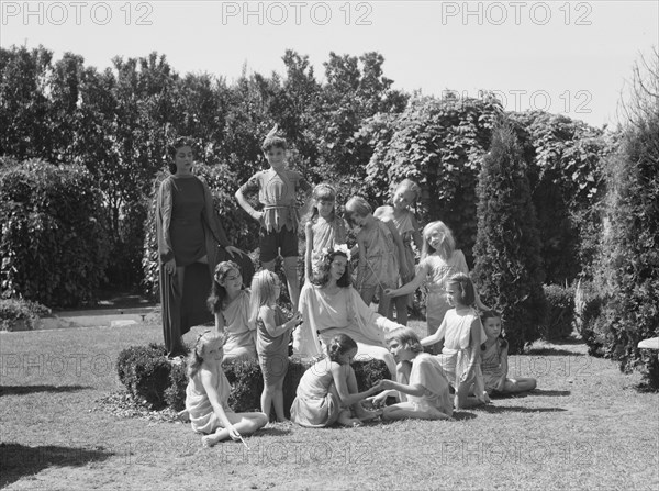 Anita Zahn dancers, between 1911 and 1942. Creator: Arnold Genthe.