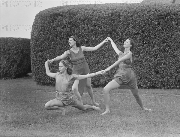 Anita Zahn dancers, between 1911 and 1942. Creator: Arnold Genthe.