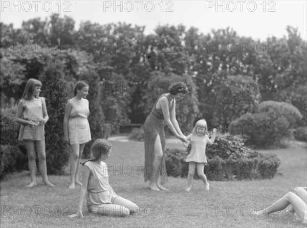 Anita Zahn dancers, between 1911 and 1942. Creator: Arnold Genthe.