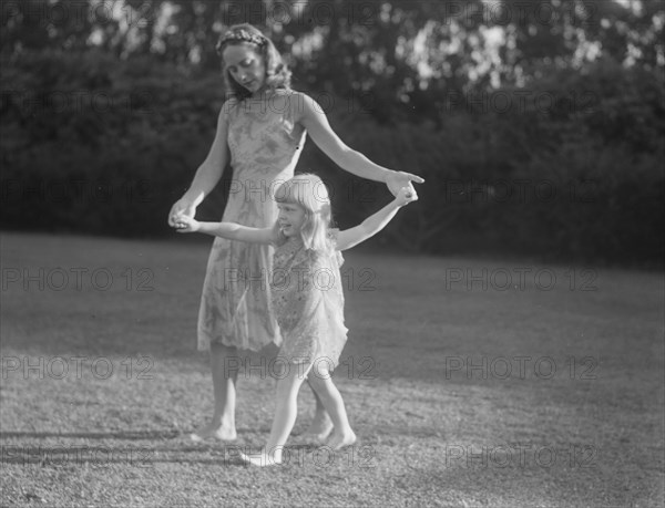 Anita Zahn dancers, between 1911 and 1942. Creator: Arnold Genthe.