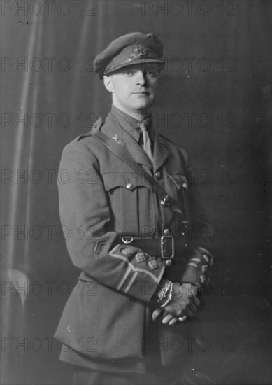 Captain Bruce Bainsfather [sic], portrait photograph, 1918 Oct. 8. Creator: Arnold Genthe.