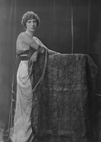 Mrs. Rosecrans Baldwin, portrait photograph, 1918 Aug. 27. Creator: Arnold Genthe.