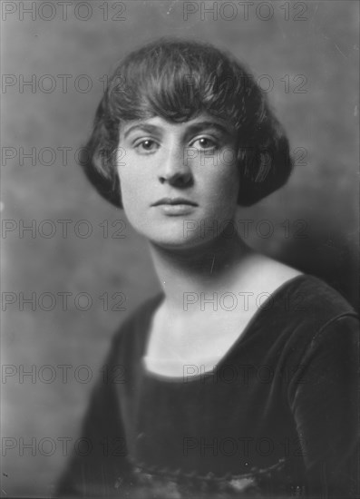 Miss Evelyn Barbee, portrait photograph, 1918 Apr. 26. Creator: Arnold Genthe.