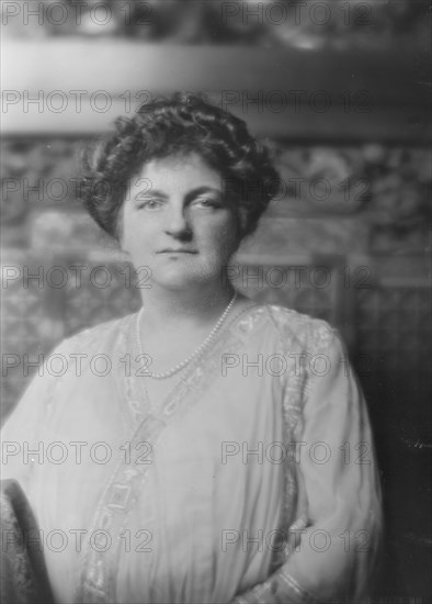 Mrs. William Carroll, portrait photograph, 1918 Feb. 2. Creator: Arnold Genthe.