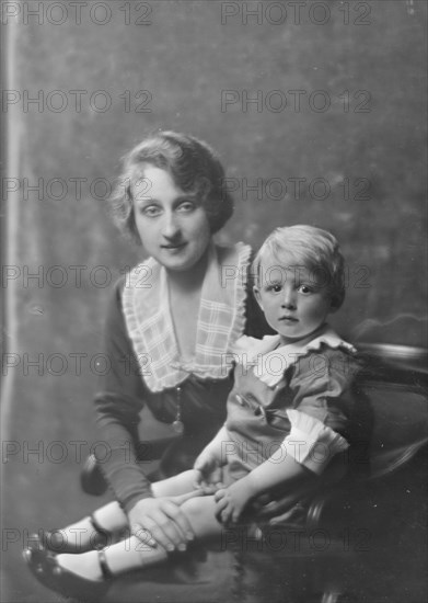 Mrs. O. Chase and child, portrait photograph, 1918 May 16. Creator: Arnold Genthe.