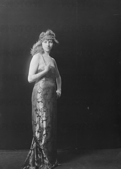 Miss Mary Cunningham, portrait photograph, 1918 Dec. 18. Creator: Arnold Genthe.