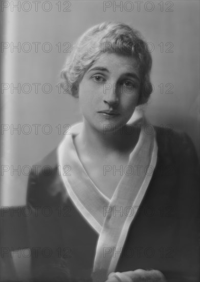 Mrs. Newton Leverett Dennis, portrait photograph, 1918 July 9. Creator: Arnold Genthe.