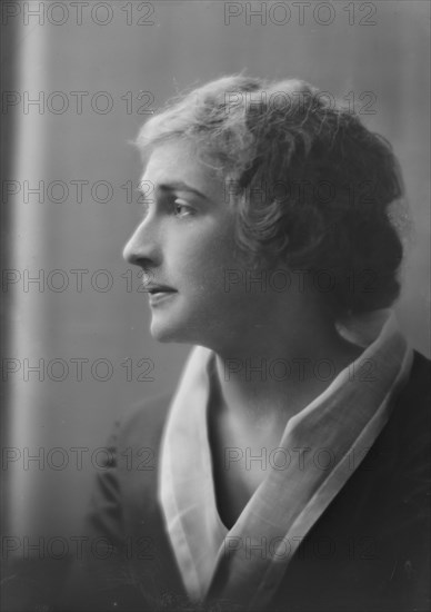 Mrs. Newton Leverett Dennis, portrait photograph, 1918 July 9. Creator: Arnold Genthe.