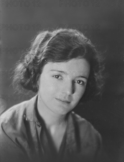 Miss Anne Dickson, portrait photograph, 1918 May 31. Creator: Arnold Genthe.